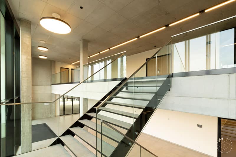 Verlichte hal van het nieuwe kantoorgebouw van Simac in belgie